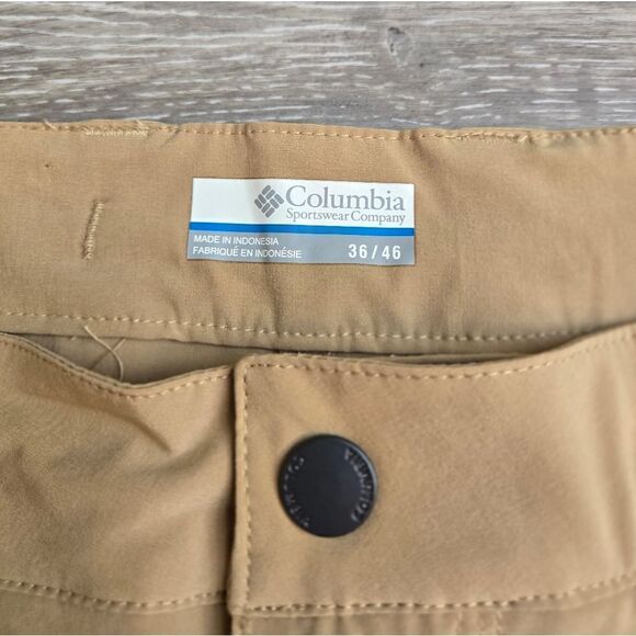 Columbia shorts size 36 quick dry material 10" Length tan colored - Picture 2 of 10